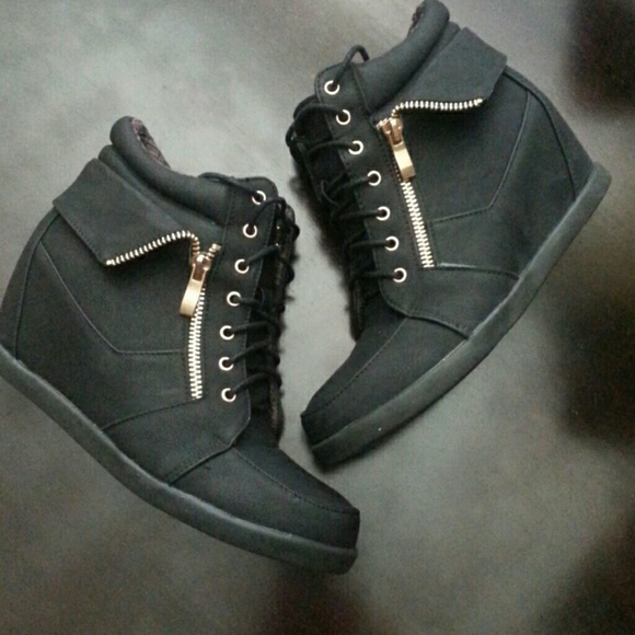 Black wedge sneakers