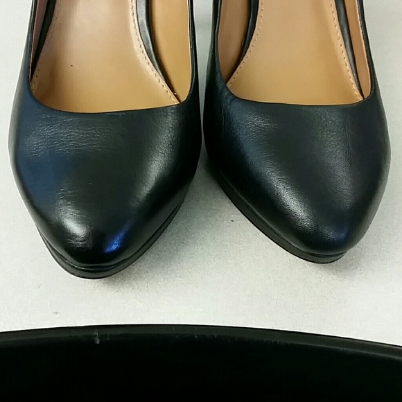 *Sold* Classic Black Pump - Picture 2 of 4