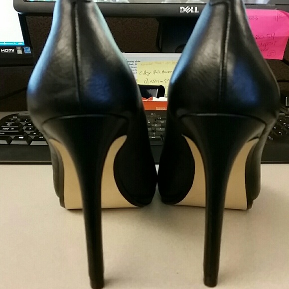 *Sold* Classic Black Pump - Picture 3 of 4