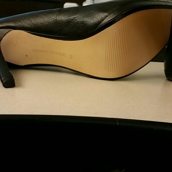 *Sold* Classic Black Pump - Picture 4 of 4