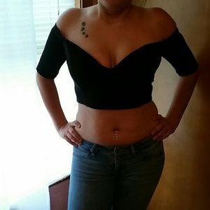 Cropped black top