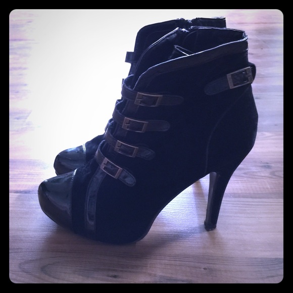 Black bootie pumps