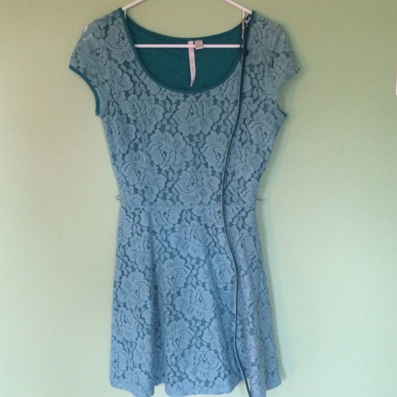BUNDLED Lace Skater Dress w/ Belt - Picture 3 of 4