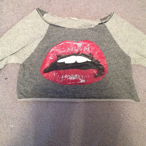 Cute crop top - Picture 2 of 3