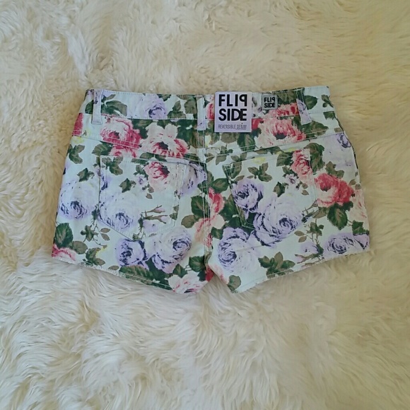 🌟🌟🌟Host Pick!🌟🌟🌟 Reversible shorts - Picture 2 of 4