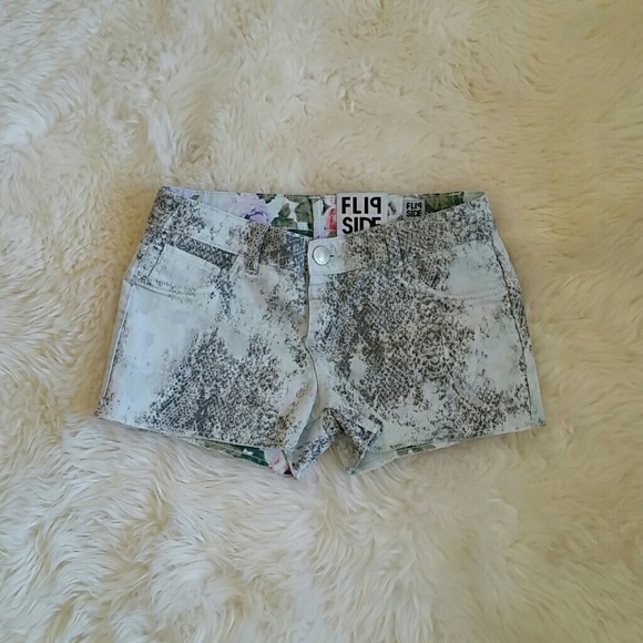 🌟🌟🌟Host Pick!🌟🌟🌟 Reversible shorts - Picture 3 of 4