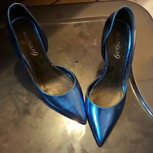 Blue pumps
