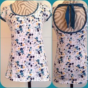 Cute Open-Back Cap-Sleeve Tee w/Aqua & Tan Bubbles
