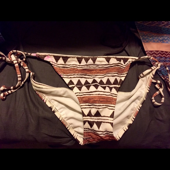 Billabong bathing suit set! Top and bottom - Picture 2 of 4