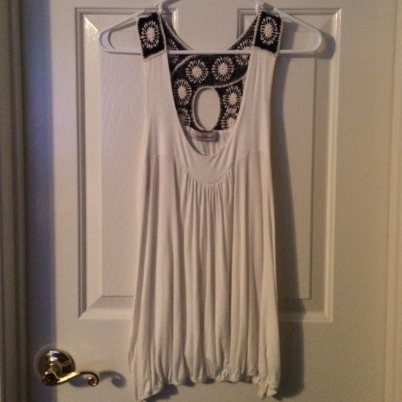 White top - Picture 1 of 3