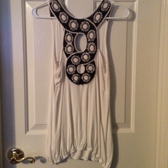 White top - Picture 2 of 3