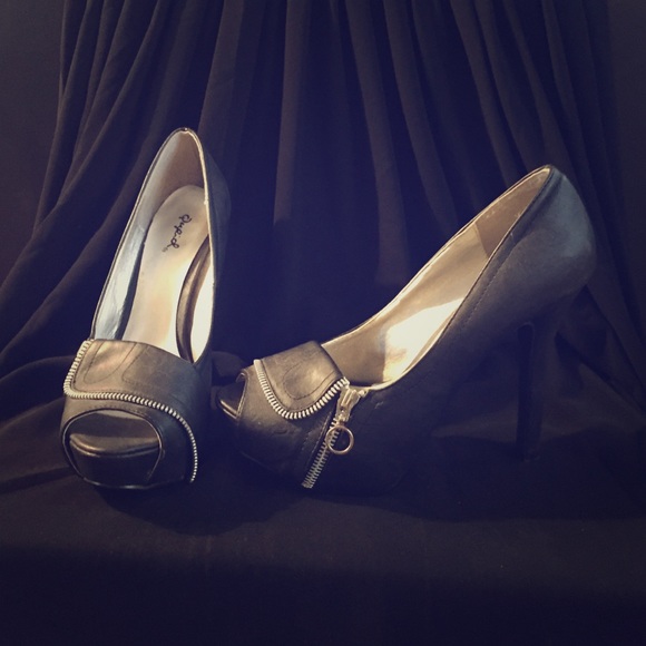 Black Peep Toe Pumps with zipper details!