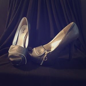 Black Peep Toe Pumps with zipper details!