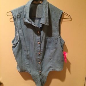 Sleeveless button up with frocket