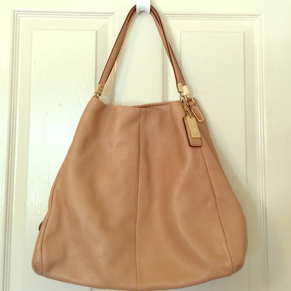 Coach Handbags - ⛔️price drop⛔️Coach shoulder bag