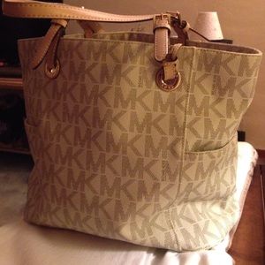 MICHAEL MK Jet Set EW Signature Tote in Vanilla