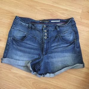 Hot Topic Lovesick "high-waisted short" size 15