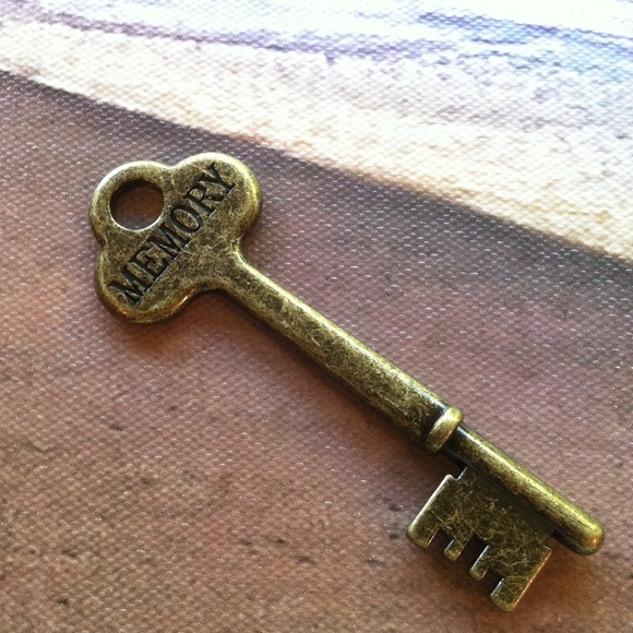 Skeleton Key Pendant (+1) - Picture 4 of 5