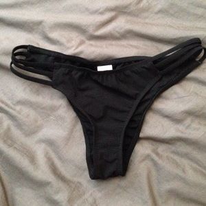Bathing suit bottoms w/three thin side straps
