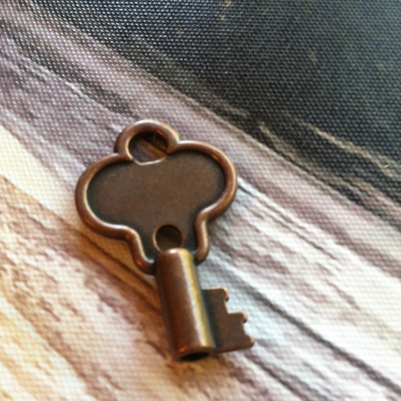 Secret Key Pendant - Picture 5 of 6