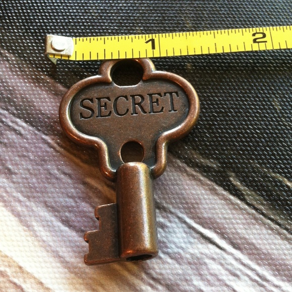 Secret Key Pendant - Picture 6 of 6