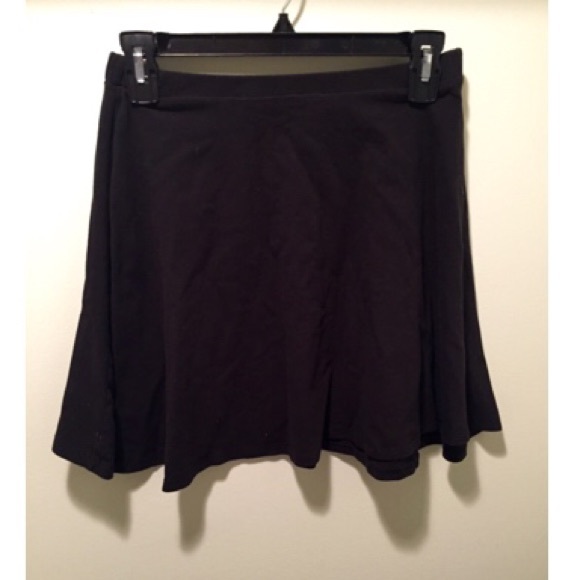 Style staple 👏 black skater skirt
