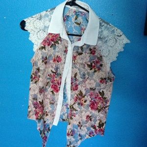 Cute laced floral top!