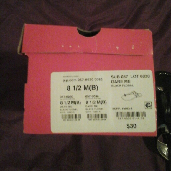 New Sandals size 8.5 - Picture 3 of 3