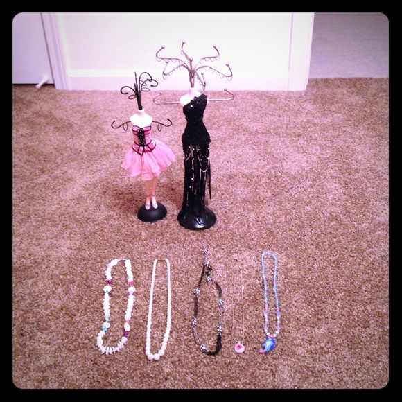 Necklaces holders and necklaces