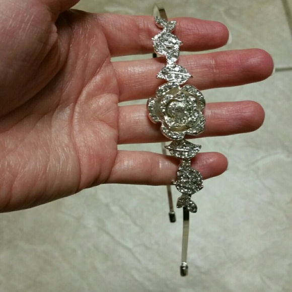 Beautiful silver flower rhinestone headband