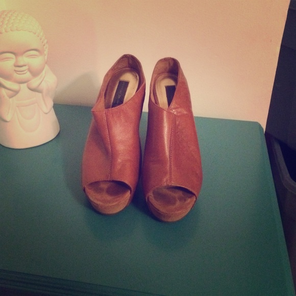 Peep-toe tobacco leather wedges