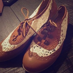 Crotchet oxfords saddle and cream