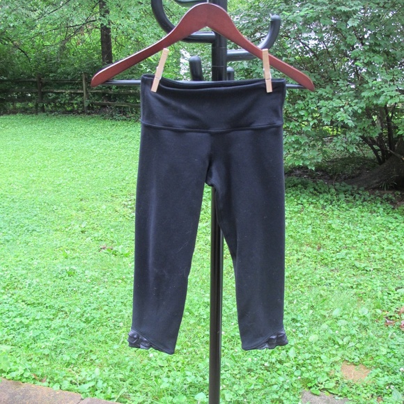 Black Crop Lululemon Leggings w/ Grey Detail