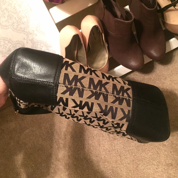 Authentic Michael Kors Signature Shoulder Bag - Picture 2 of 2