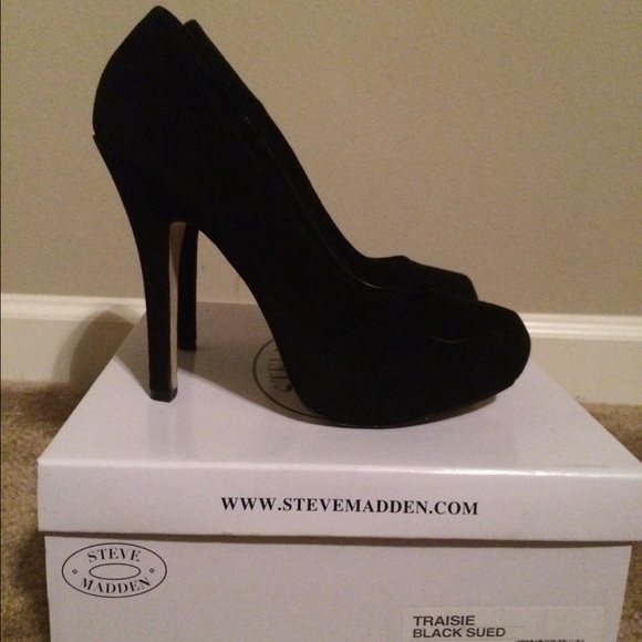 Suede round toe heels!! - Picture 2 of 4