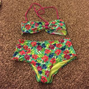 Cute swimsuit from Holister💚💙💛❤️