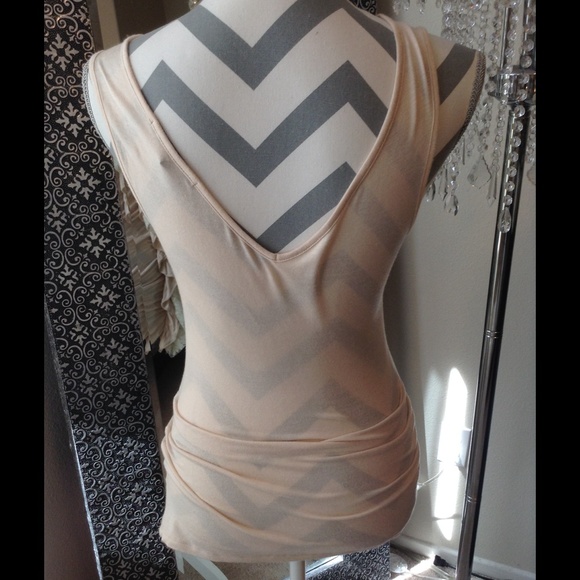 Soft peach ruffled top with lace - Picture 2 of 4