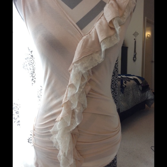 Soft peach ruffled top with lace - Picture 4 of 4