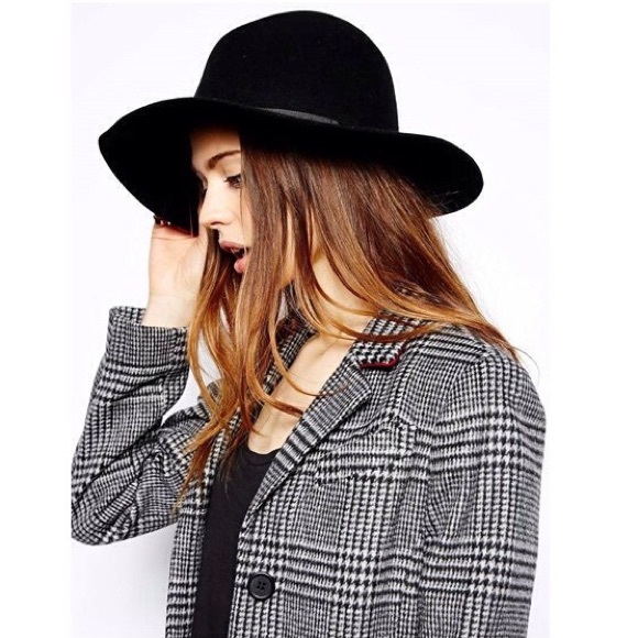 Black Panama hat