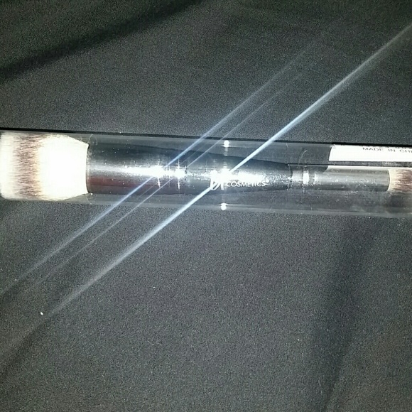 Makeup brush