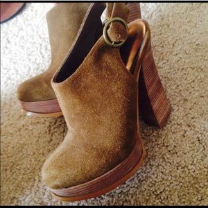 thick and chunky clogs