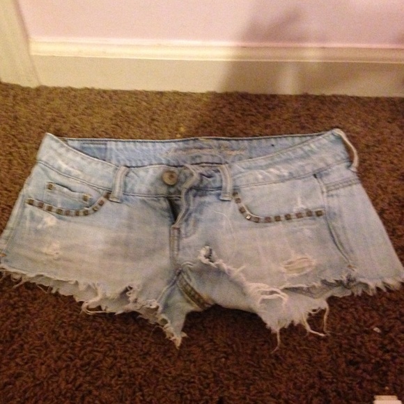 AMERICAN EAGLE LIGHT WASH JEAN SHORTS