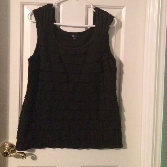 Black top - Picture 1 of 2