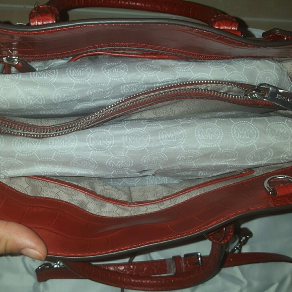 Michael Kors Dillion Handbag - Picture 3 of 4