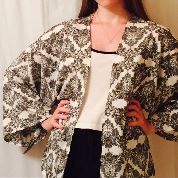 Black and White Kimono - Picture 3 of 4