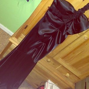 A black fitted mermaid gown