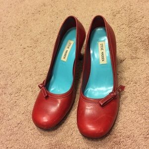 Steve Madden red pumps