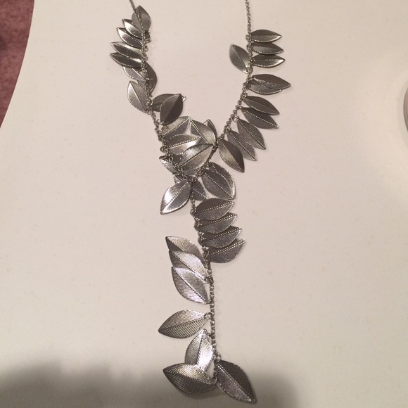 AE Silver Metallic Feather Long Necklace - Picture 1 of 1