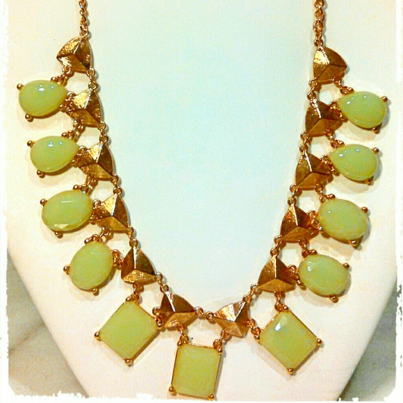 BOUTIQUE Jewelry - MINT GREEN GEOMETRIC STATEMENT NECKLACE & EARRINGS