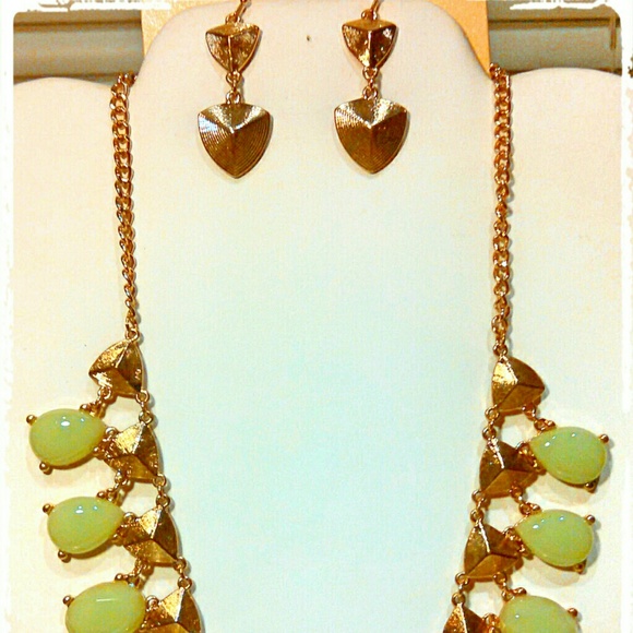 MINT GREEN GEOMETRIC STATEMENT NECKLACE & EARRINGS - Picture 2 of 2